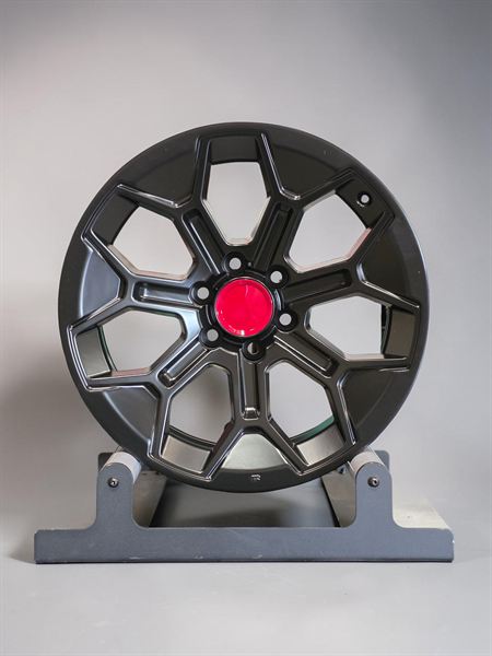 TR8 wheel - matte black with red center cap